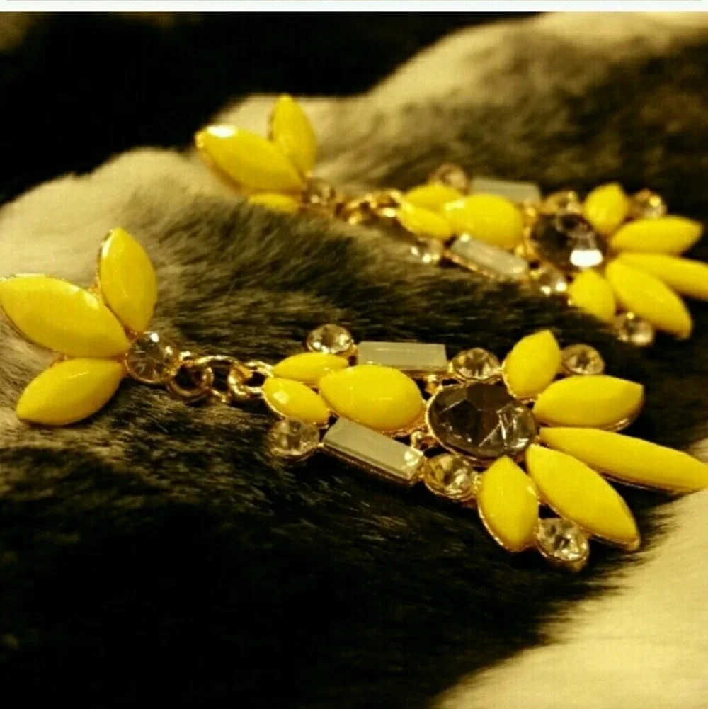 A drop of sunshine earring NWT